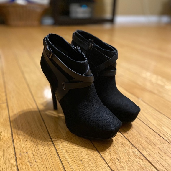 Guess Black ankle bootie - Picture 4 of 6